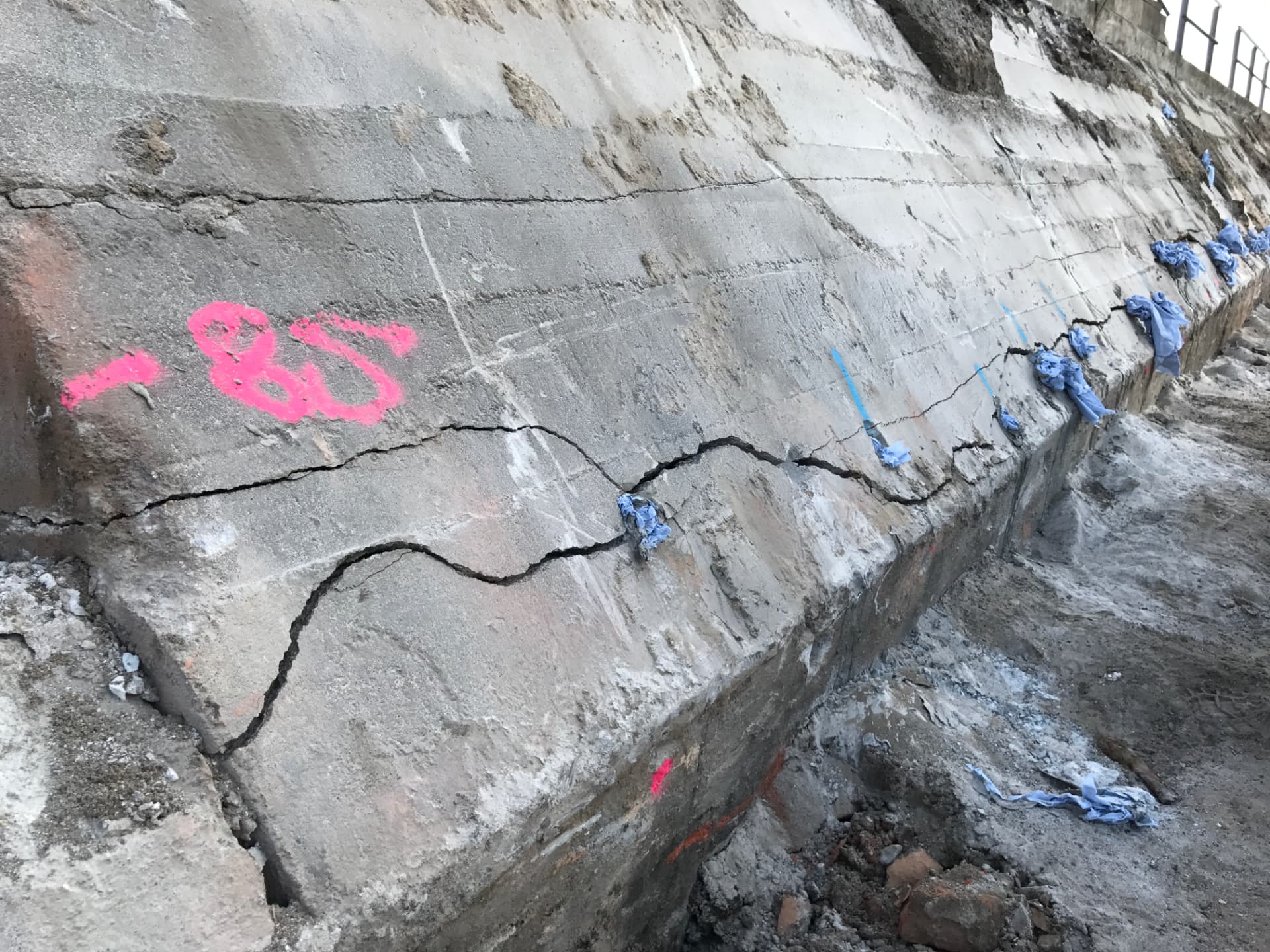 Betonfundament mit Bohrlöchern und durchgehendem Riss
