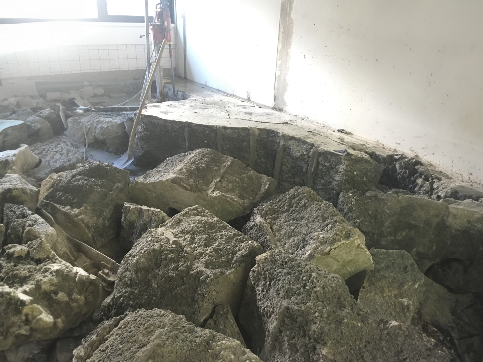 Betonabbruch im Innenbereich mit minimaler Belastung