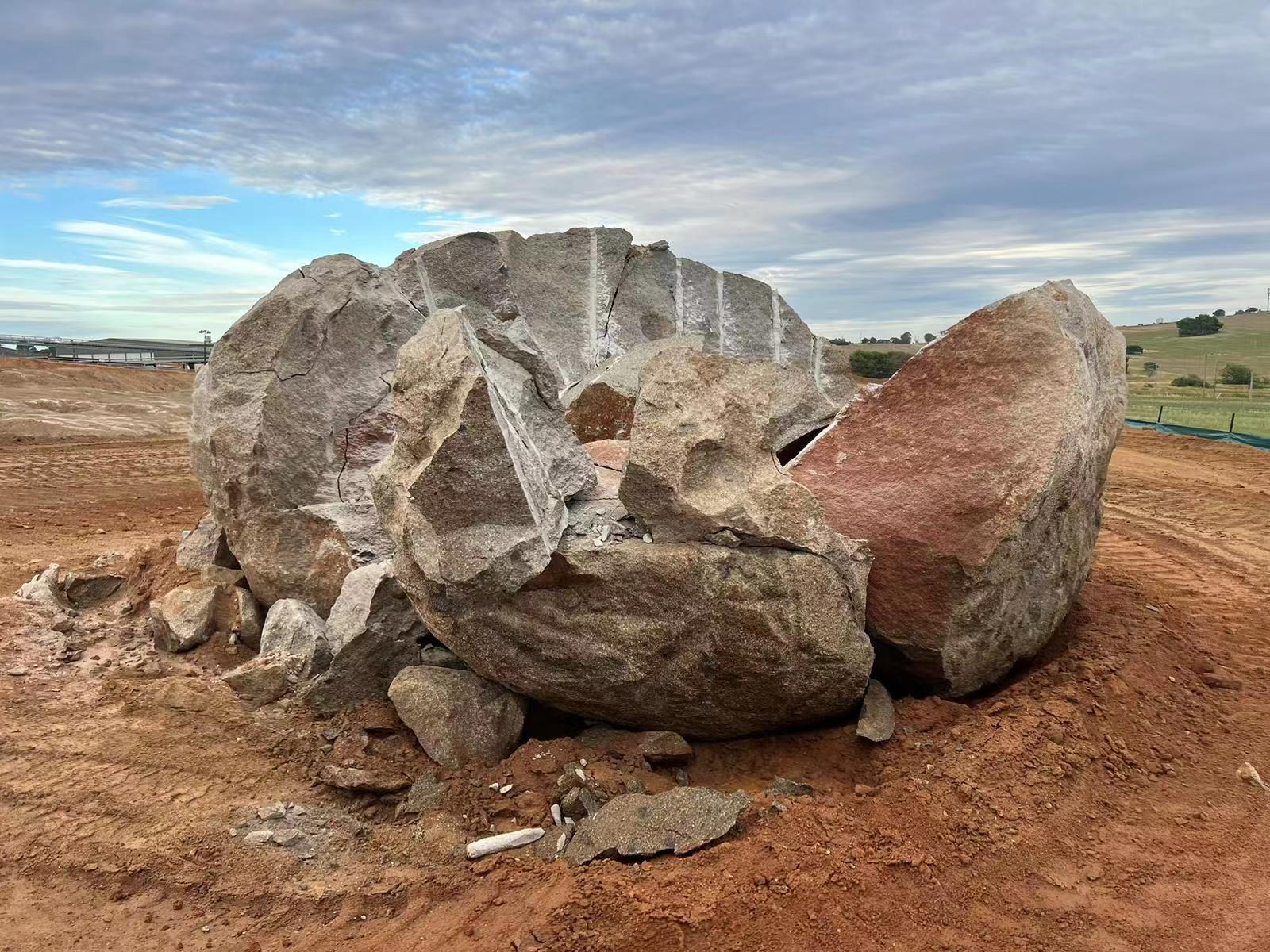 Zerkleinerung eines riesigen Felsbrockens mit ROCKSPLIT