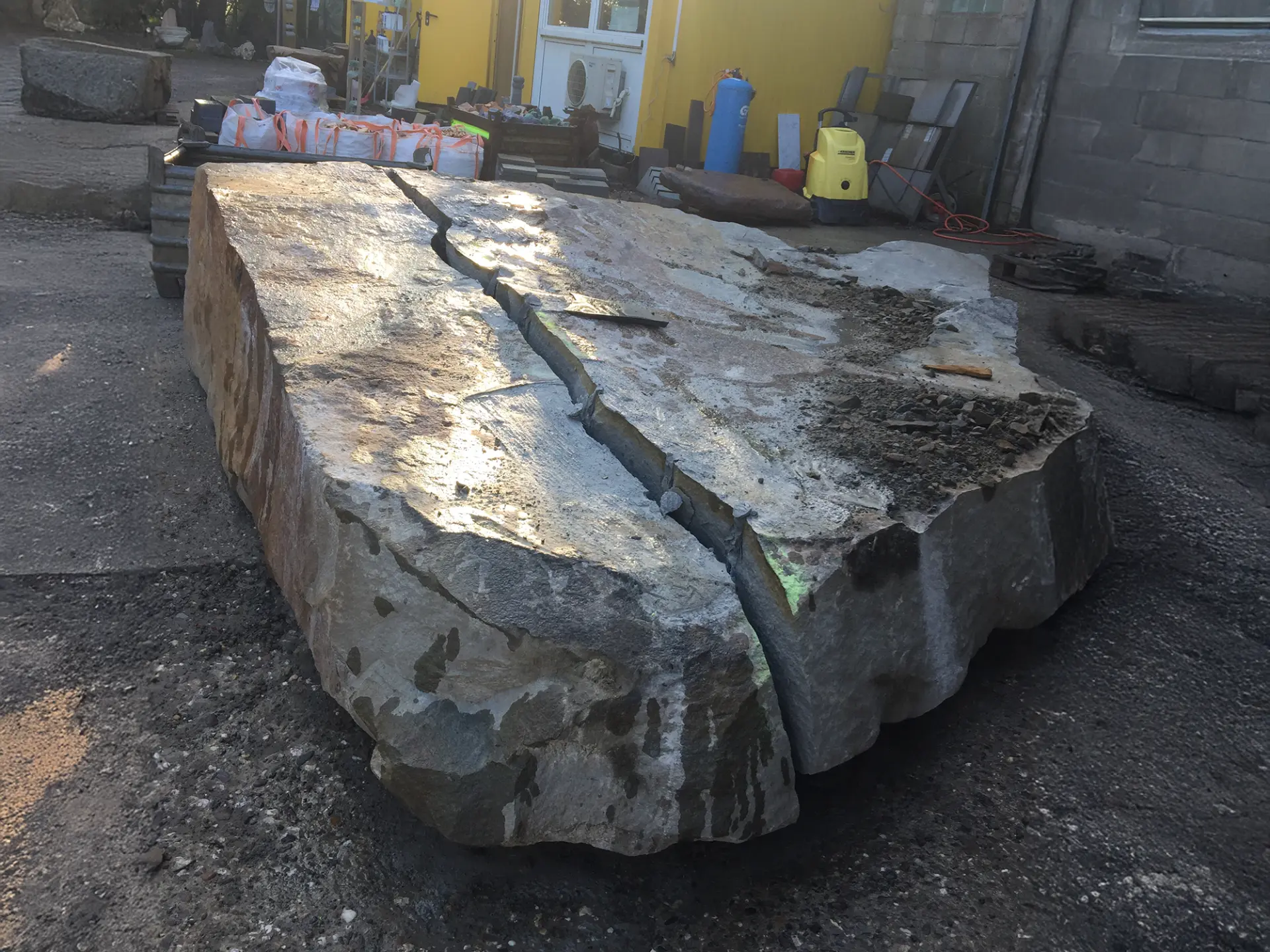 Felsblock gespalten mit BETONAMIT Quellsprengstoff