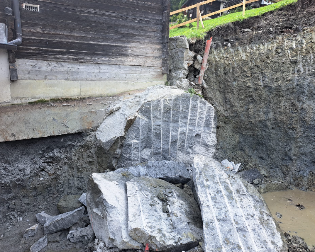 Fels spalten in engem Baugrubenbereich neben Gebäude