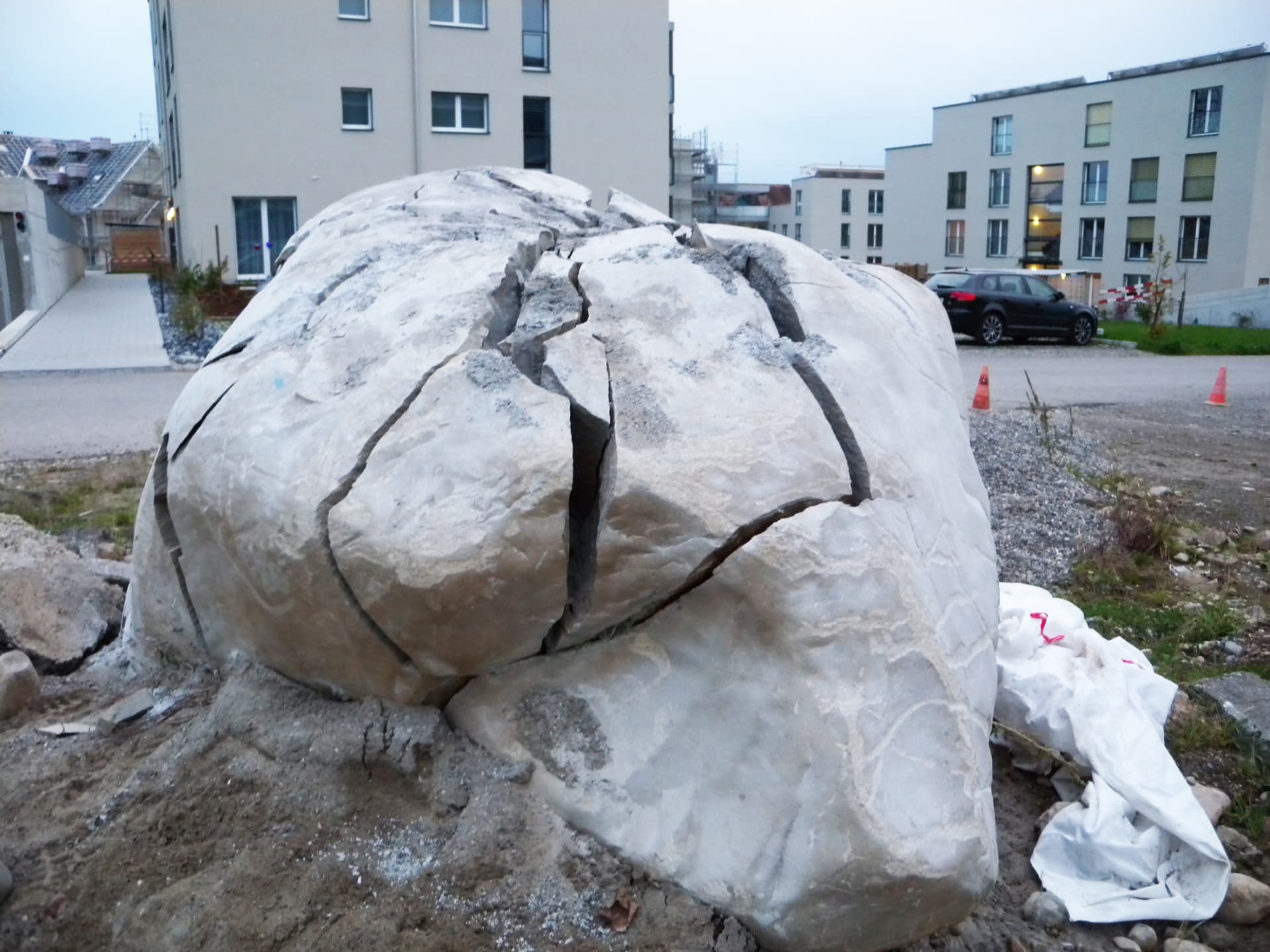 Kontrollierter Abbruch eines Felsblocks im Wohngebiet