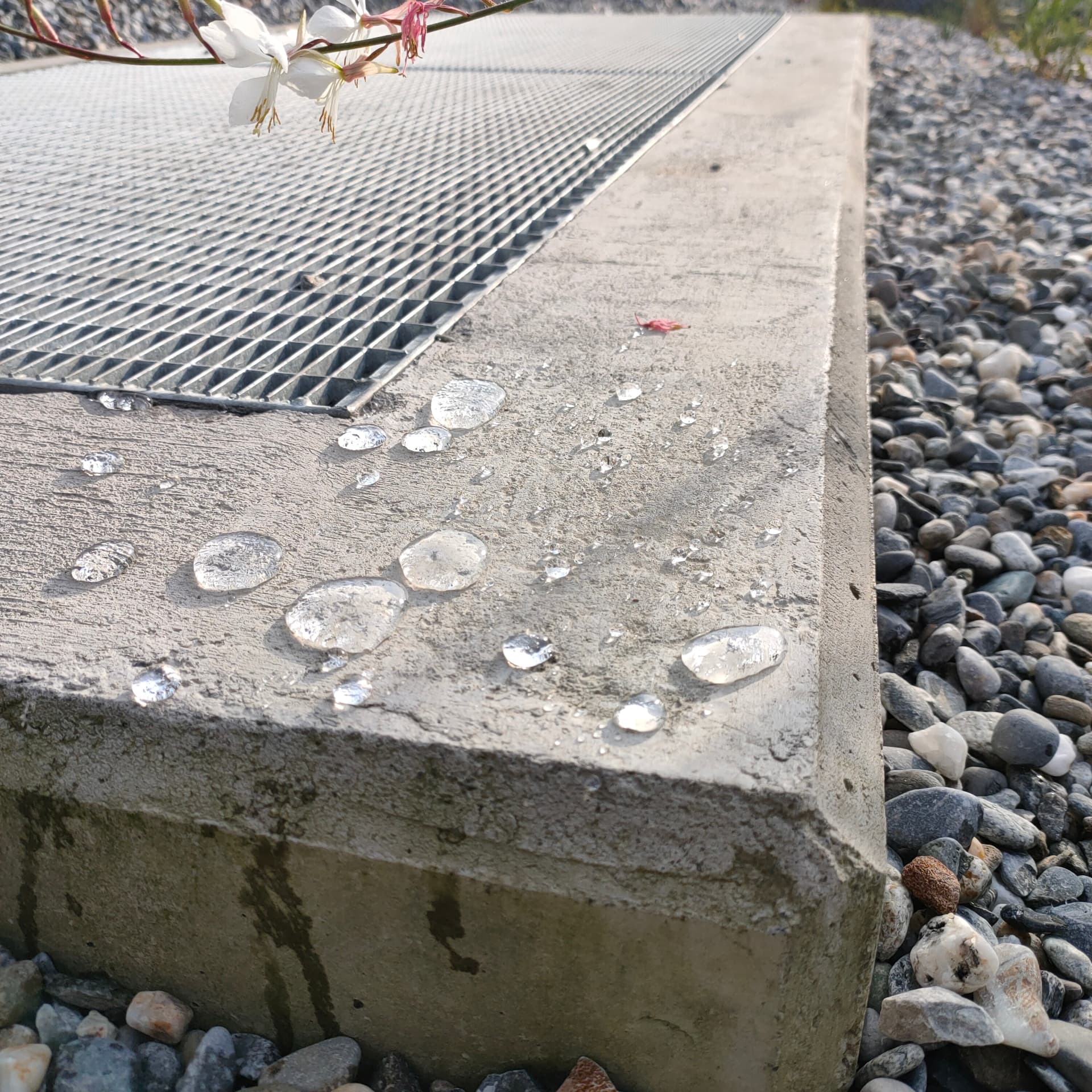 Behandelter Sichtbeton im Aussenbereich: Wasser bildet Perlen und läuft ab, statt einzudringen.